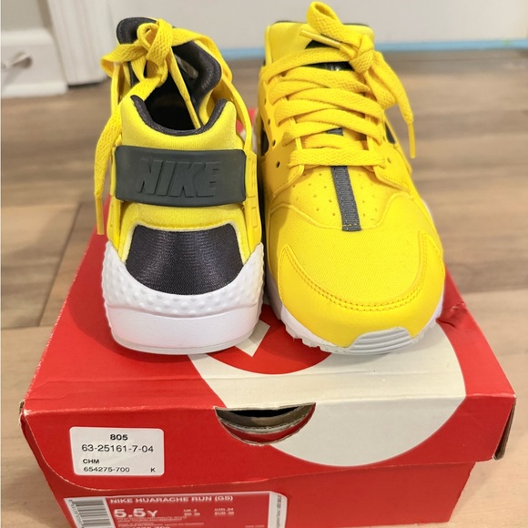 Nike Kids Yellow and Gray Lightweight Sneakers - Picture 3 of 4